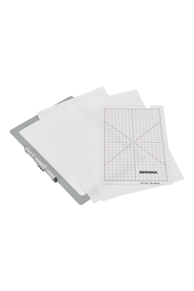 BERNINA Mittlerer Haft-Stickrahmen 265 × 165 mm mit Haftvlies und Stickschablone im Lieferumfang.