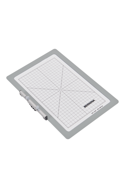 BERNINA Mittlerer Haft-Stickrahmen 265 × 165 mm mit transparenter Stickschablone.