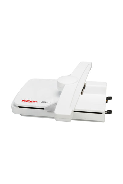 Module de broderie BERNINA L avec SDT, présenté seul de trois quarts avec ses connecteurs sur fond blanc
