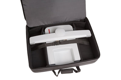 Geöffnete BERNINA Stickmodultasche XL mit gesichertem Stickmodul