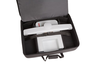 Geöffnete BERNINA Stickmodultasche XL mit gesichertem Stickmodul
