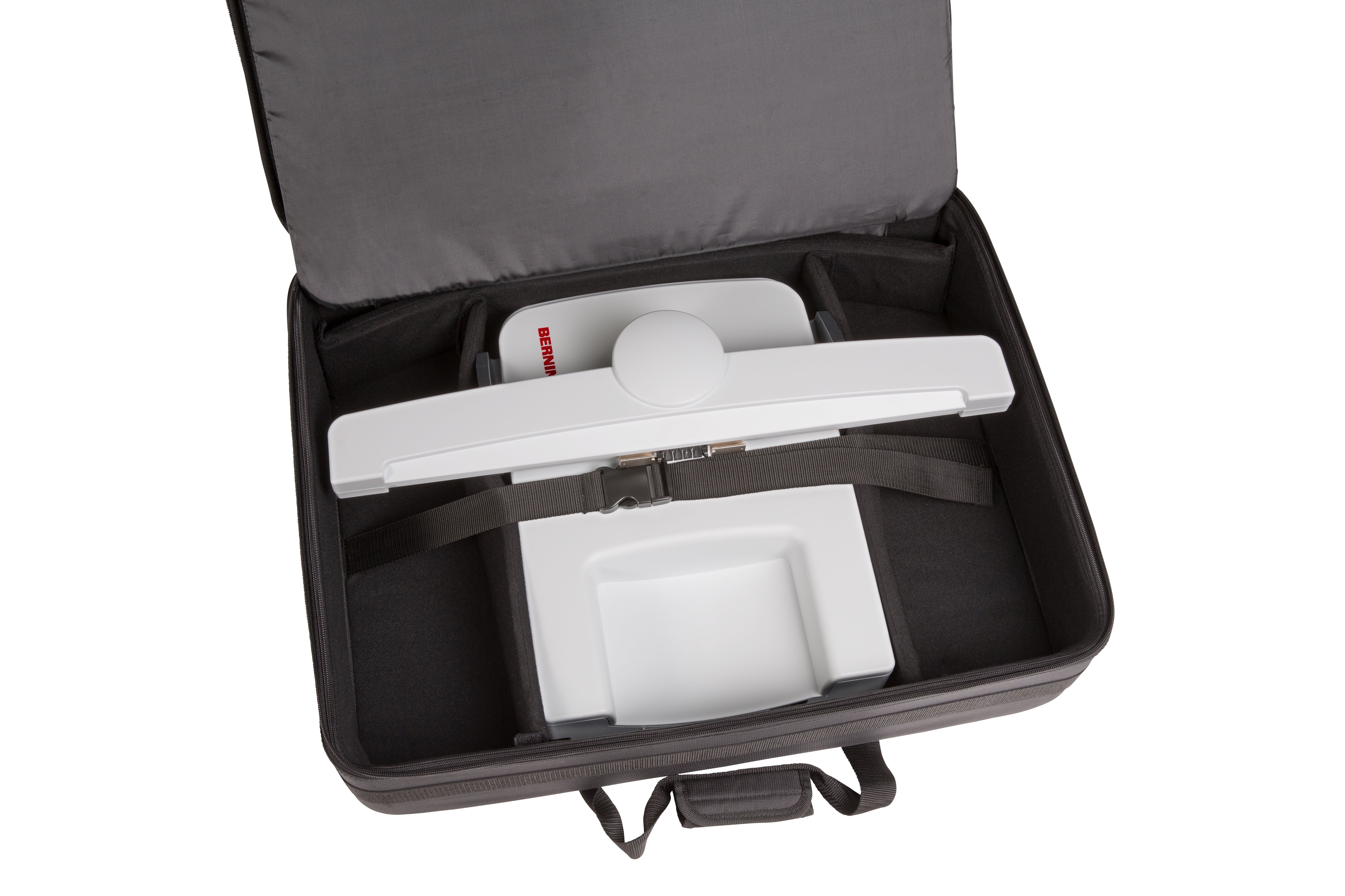 Geöffnete BERNINA Stickmodultasche XL mit gesichertem Stickmodul