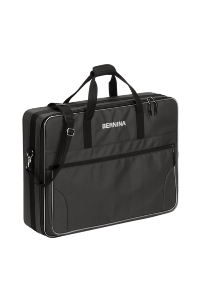 Sacoche grise BERNINA XL pour modules de broderie, avec bandoulière et poignées, pour les modules de broderie compatibles des séries 7 et 8.