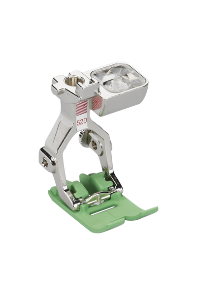 BERNINA Zickzack-Nähfuß mit grüner Gleitsohle #52D in vollständiger Produktansicht, in Adobe Photoshop freigestellt, zentriert und ohne Schatten