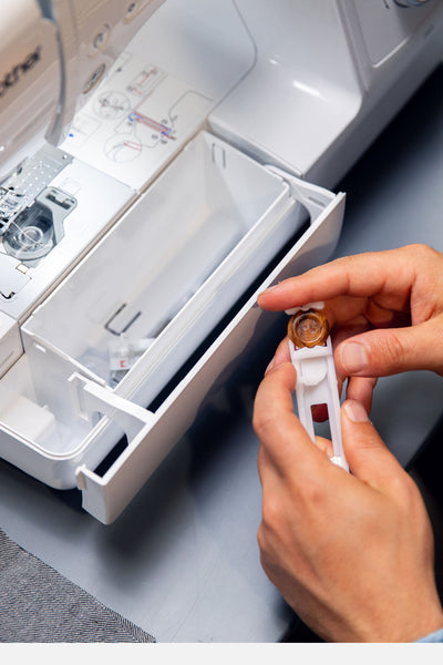 Brother Innov-is A65 - Zubehörfach und Knopflochfuß