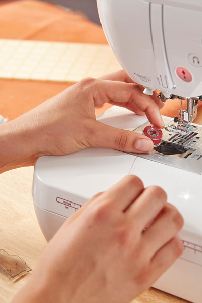 Brother Innov-is F400 - Unterfadenspule einlegen