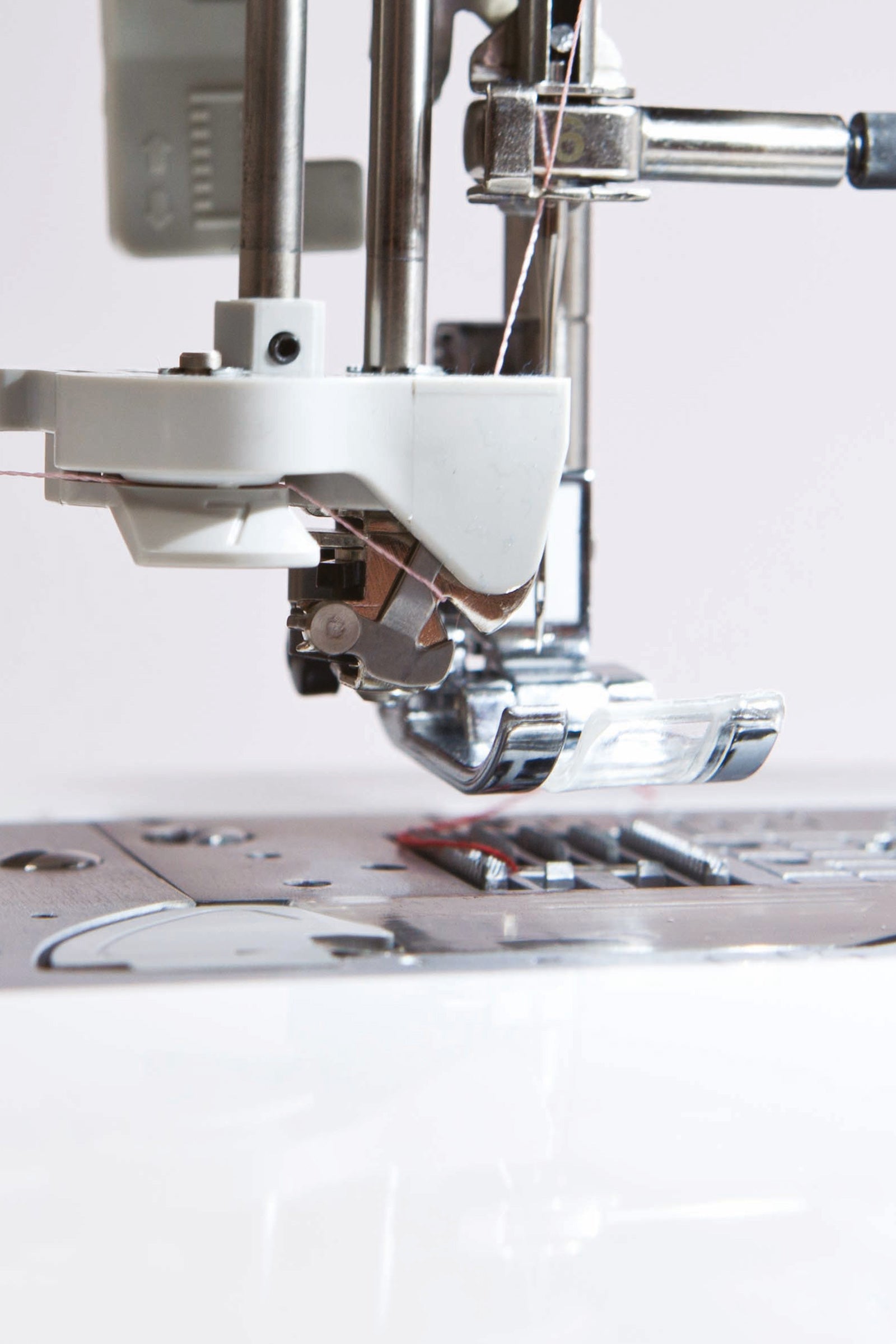 Brother Innov-is NV1100 - Detailansicht Einfädler