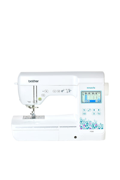 Brother Innov-is F560 Nähmaschine in gerader Frontansicht ohne Bodenschatten