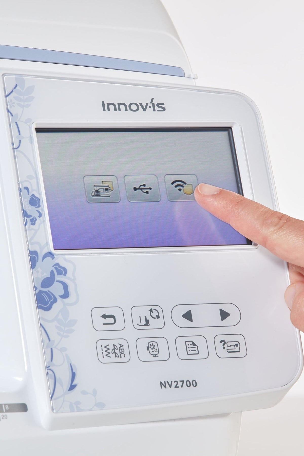 Farb-Touchdisplay der Brother Innov-is NV2700 mit WLAN- und USB-Auswahl