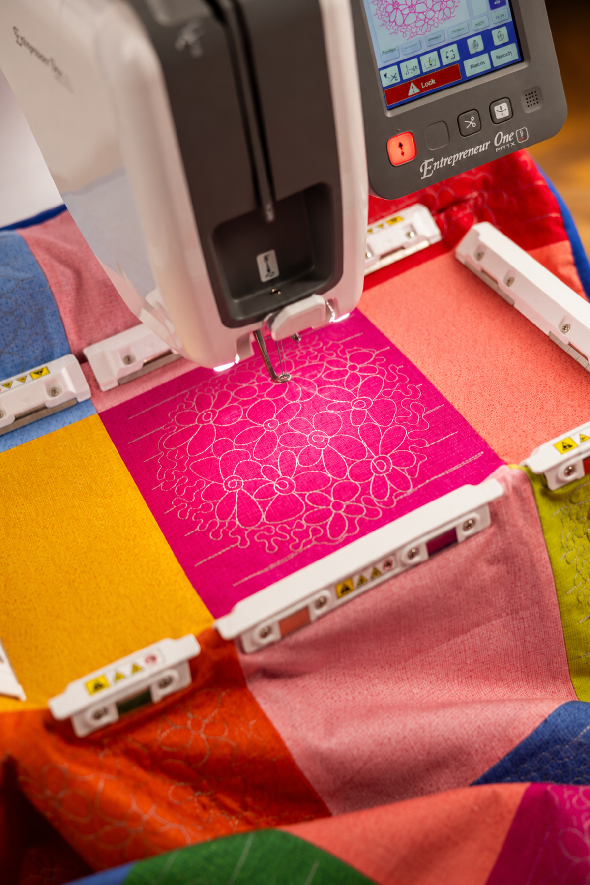 Brother PR1X beim Sticken eines farbigen Motivs im eingespannten Textil