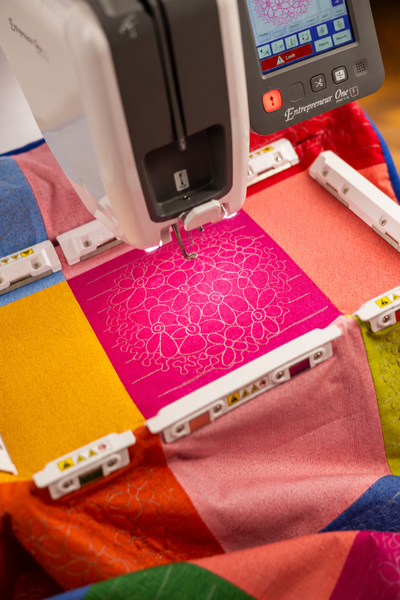 Brother PR1X beim Sticken eines farbigen Motivs im eingespannten Textil