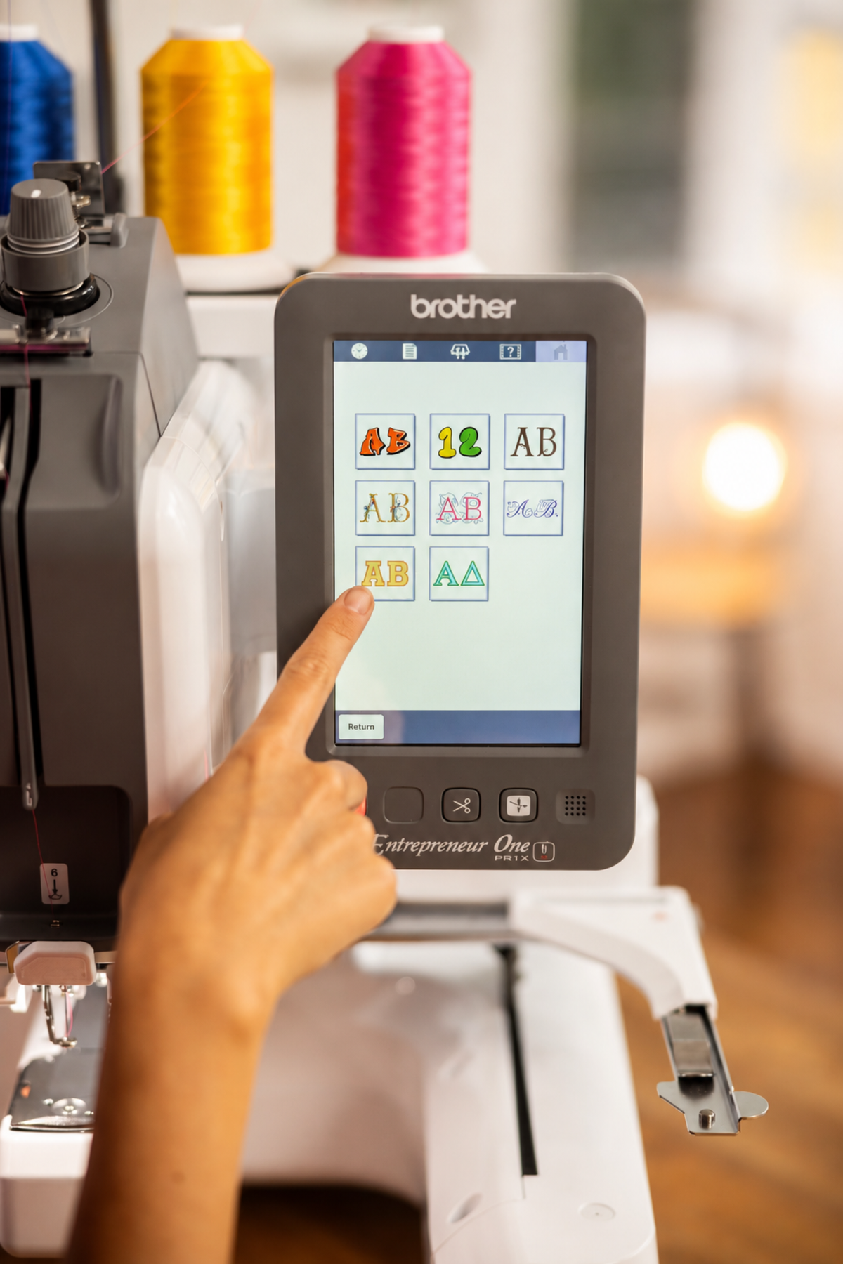 Bedienung des farbigen Touchscreens der Brother PR1X Stickmaschine