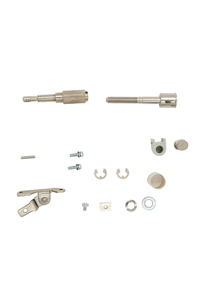 Kit de fermeture complet Brother pour cadre à broder avec vis, supports et pièces de retenue disposés de manière ordonnée