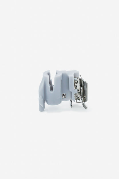 Bernina - halbautomatischer Einfädler