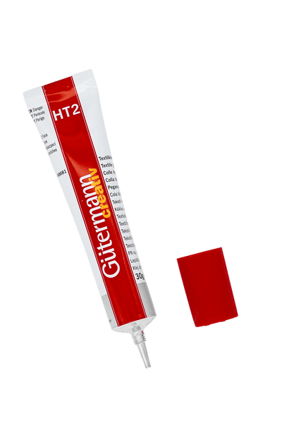 Geöffnete 30-g-Tube Gütermann Textilkleber HT2 mit feiner Dosierspitze