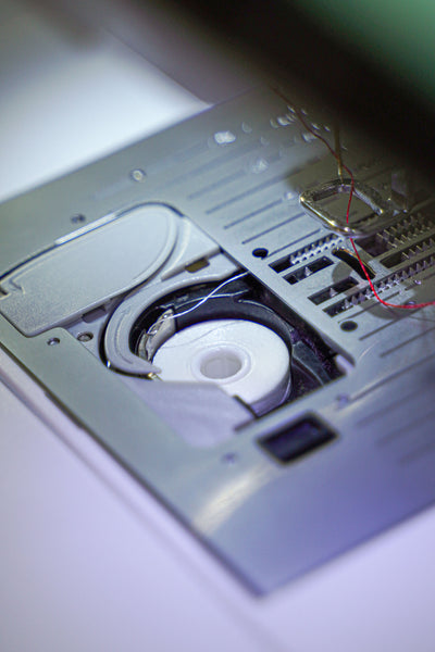 Fil de canette Madeira Bobbinfil 60 – 1 000 m / fil à broder en polyester (blanc / noir)