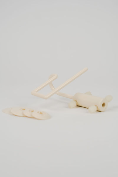 Bestandteile 1x horizontaler Garnrollenhalter 2x große Spulenstiftkappe 2x kleine Spulenstiftkappe