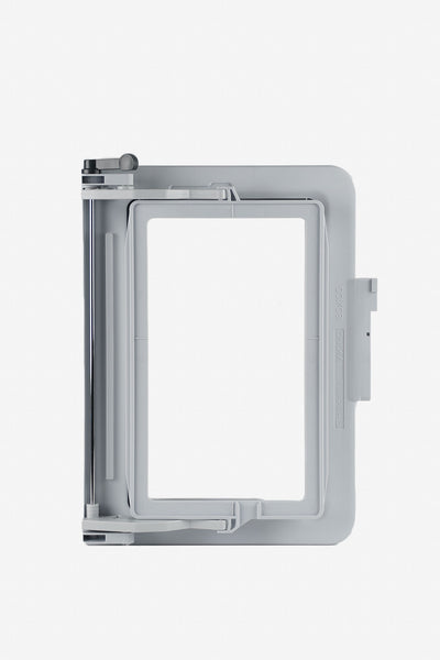 Mit dem Stickrahmen lassen sich durch eine spezielle Klemmtechnik Stickereien quasi endlos gestalten.