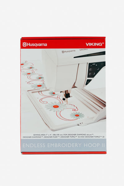 Mit dem Stickrahmen lassen sich durch eine spezielle Klemmtechnik Stickereien quasi endlos gestalten.