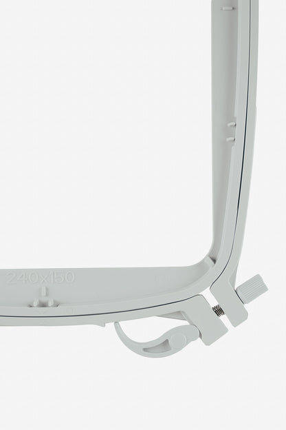Dieser Stickrahmen hat eine große Stickfläche von 240 x 150mm und ist kompatibel mit fast allen Stickmaschinen von Husqvarna VIKING.