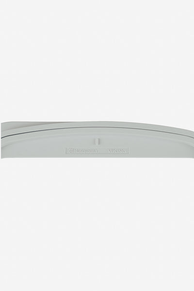 Dieser Stickrahmen hat eine große Stickfläche von 240 x 150mm und ist kompatibel mit fast allen Stickmaschinen von Husqvarna VIKING.