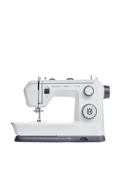 Husqvarna VIKING Onyx 25 Nähmaschine in gerader Frontansicht, freigestellt ohne Bodenschatten