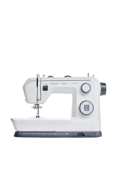 Husqvarna VIKING Onyx 25 symaskine set lige forfra, isoleret uden skygge fra underlaget