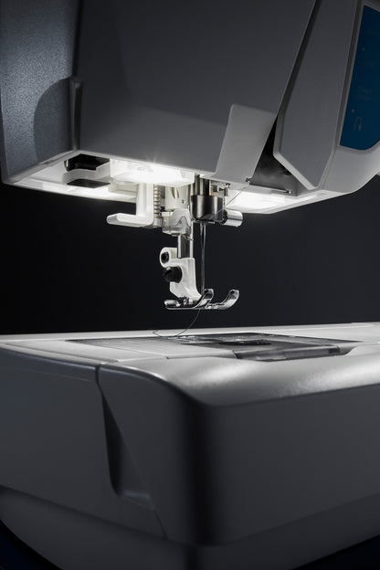 Husqvarna VIKING™ Designer Sapphire 85 avec unité de broderie 