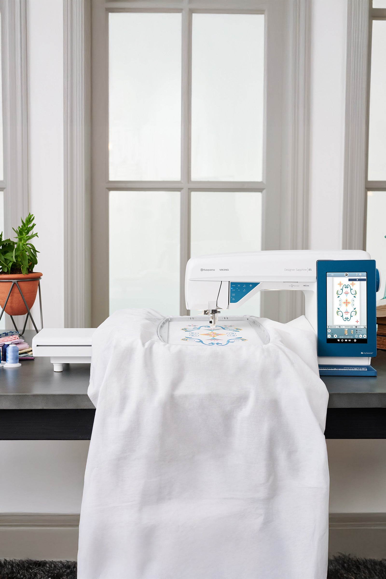 Husqvarna VIKING™ Designer Sapphire 85 avec unité de broderie 