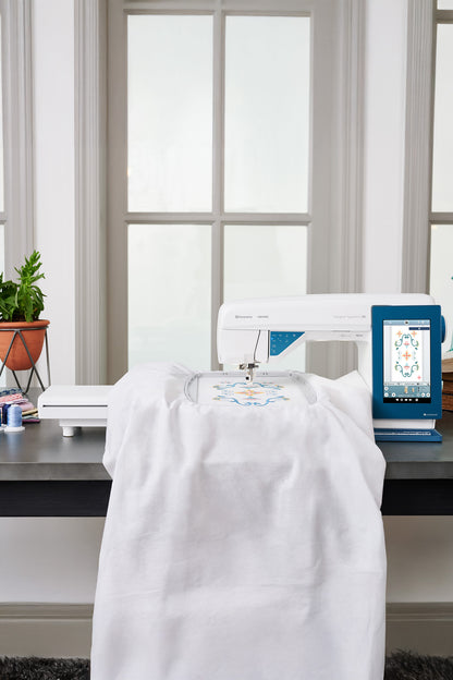 Husqvarna VIKING™ Designer Sapphire 85 avec unité de broderie 