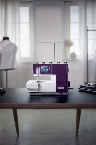 PFAFF admire air 7000 auf dem Tisch