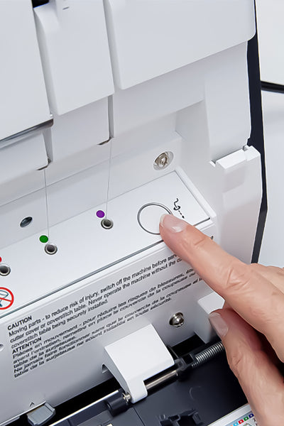 PFAFF admire air 6000 – Einfädeln auf Knopfdruck mit Luft