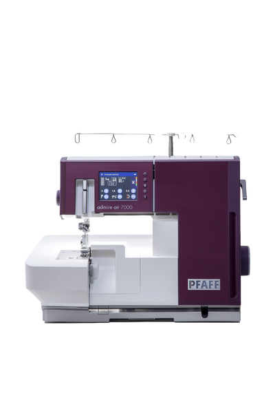 PFAFF admire air 7000 Overlock & Coverlock in gerader Frontansicht, freigestellt ohne Bodenschatten