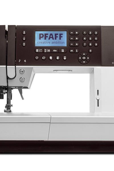 Détail de face de la PFAFF creative ambition 640 avec écran et zone de couture