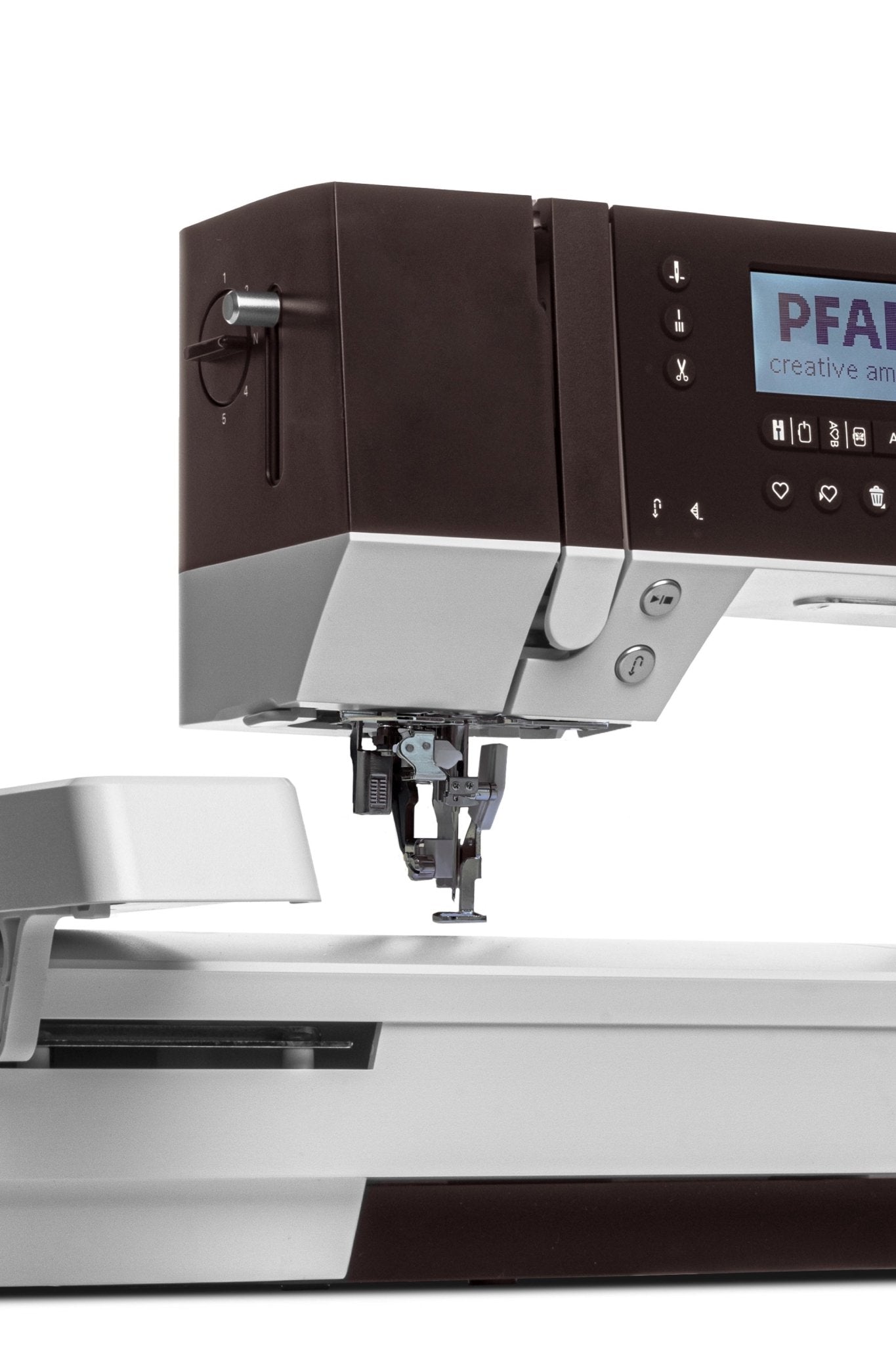 Gros plan sur la tête de couture et l’unité de broderie de la PFAFF creative ambition 640