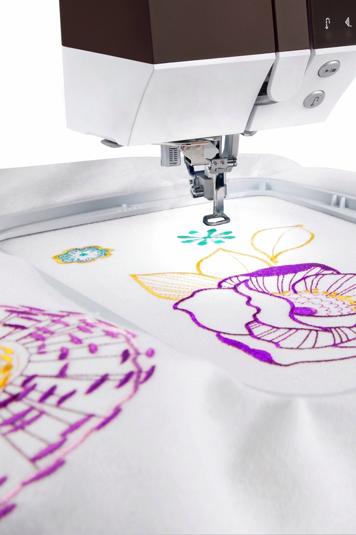 PFAFF creative ambition 640 brodant un motif floral