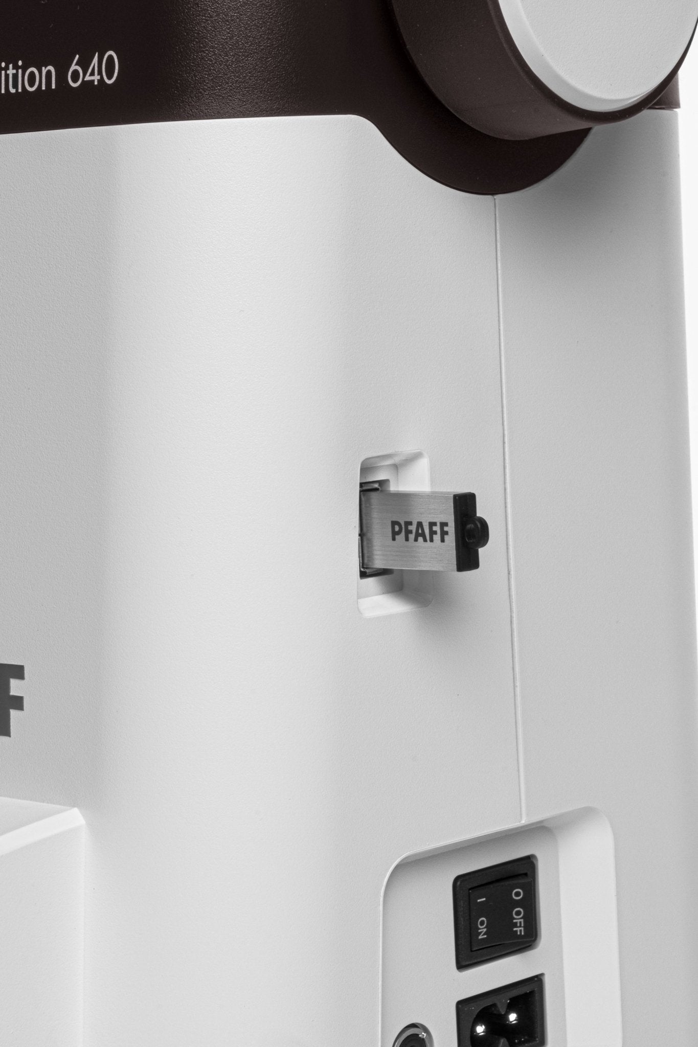 Clé USB insérée dans le port latéral de la PFAFF creative ambition 640
