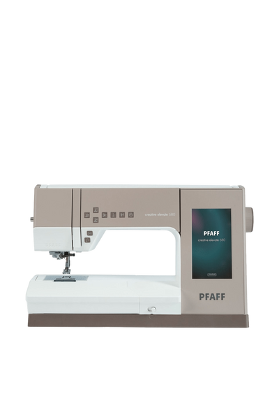 PFAFF creative elevate 680 symaskine set lige forfra, fritstående uden skygge fra gulvet