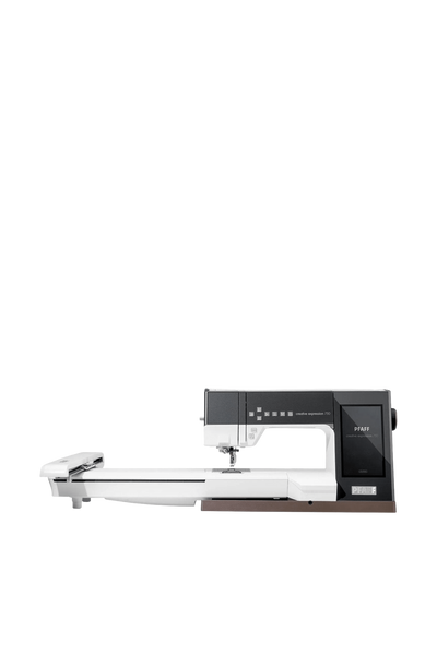 PFAFF creative expression 750 Näh- & Stickmaschine in gerader Frontansicht, freigestellt ohne Bodenschatten
