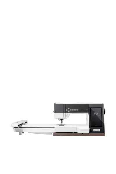 PFAFF creative expression 750 sy- og broderimaskine set lige forfra, fritstående uden skygge fra underlaget