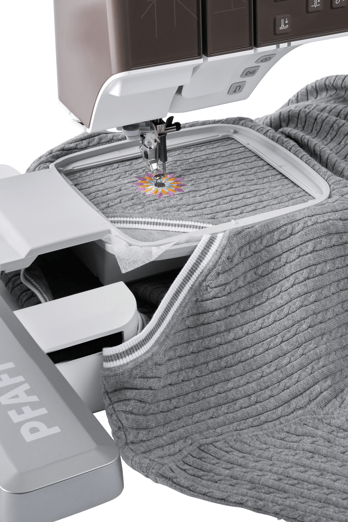 Freiarm-Sticken eines Pullovers mit der PFAFF creative icon 3