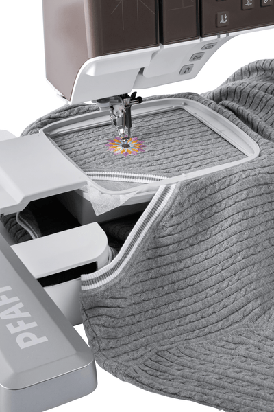 Freiarm-Sticken eines Pullovers mit der PFAFF creative icon 3