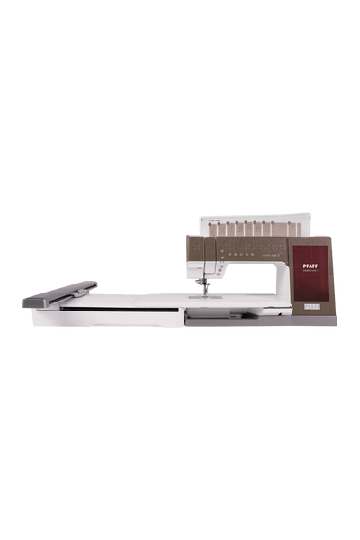 PFAFF creative icon 3 mit angesetztem Stickmodul in gerader Frontansicht