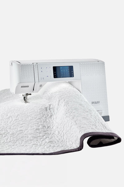 PFAFF expression 710 Special Edition - großer Stoffdurchlass