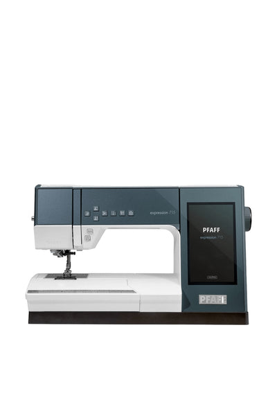 PFAFF expression 715 naaimachine in recht vooraanzicht, vrijstaand zonder schaduw op de vloer