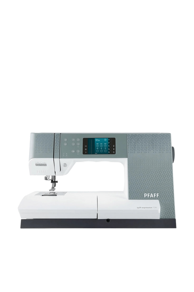 PFAFF quilt expression 720 Special Edition Nähmaschine in gerader Frontansicht, freigestellt ohne Bodenschatten