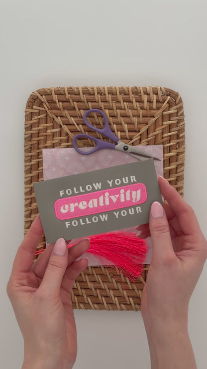 Moderne Stickdatei mit Schriftzug Follow Your Creativity in Neon Pink