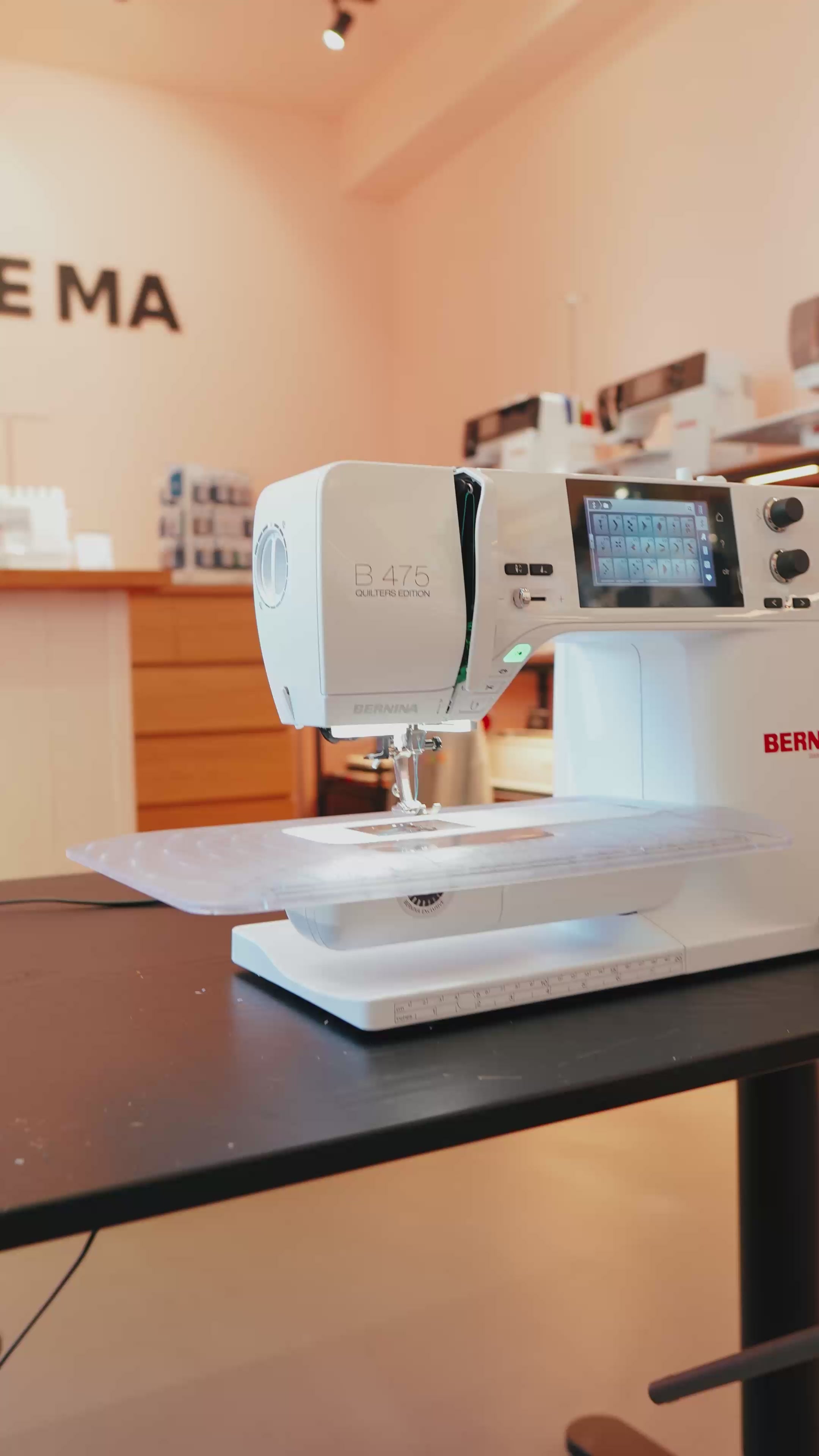 Video laden: BERNINA 475 QE Nähmaschine