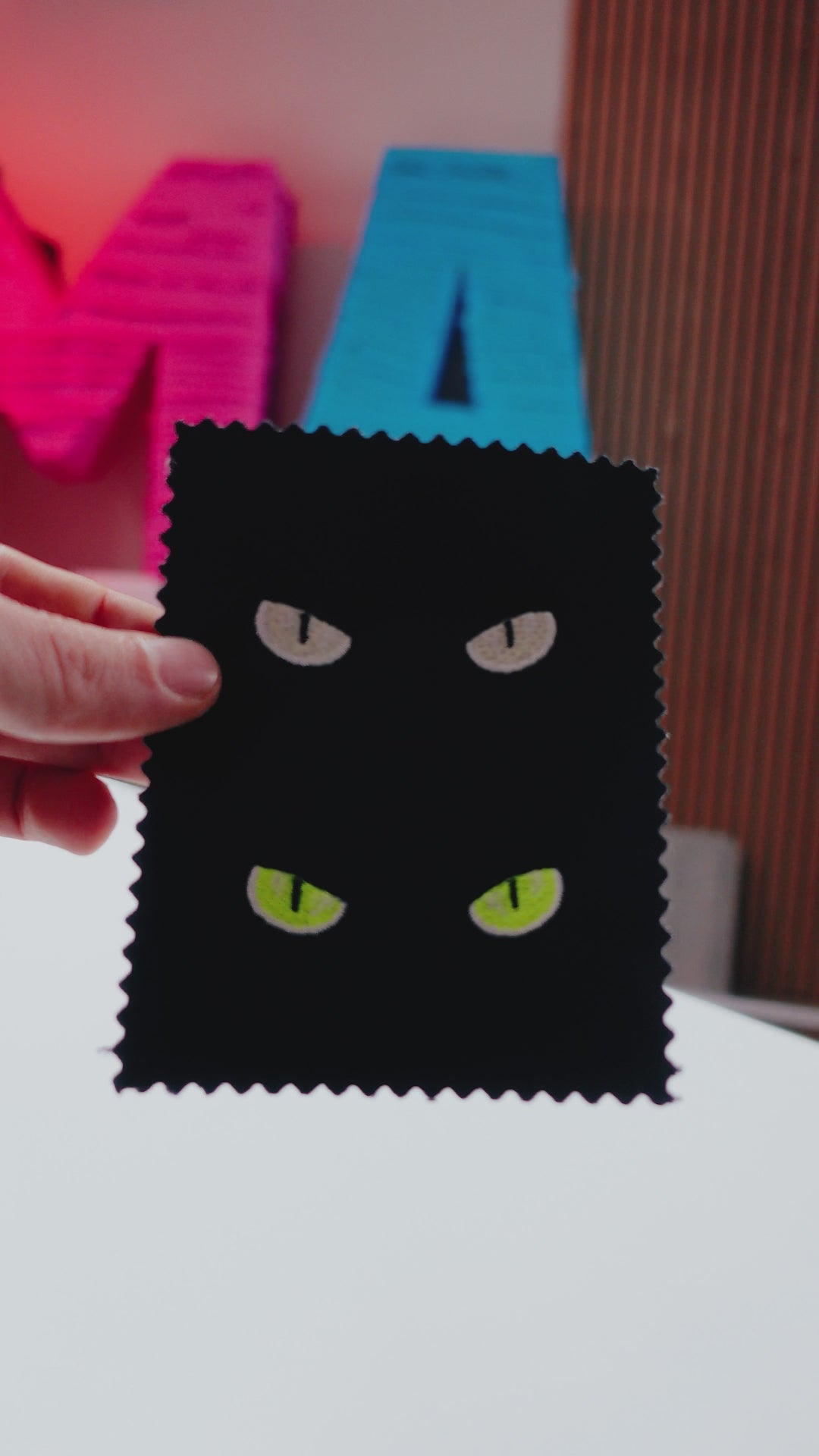 Video laden: Sulky Glowy fluoreszierendes / leuchtendes Stickgarn