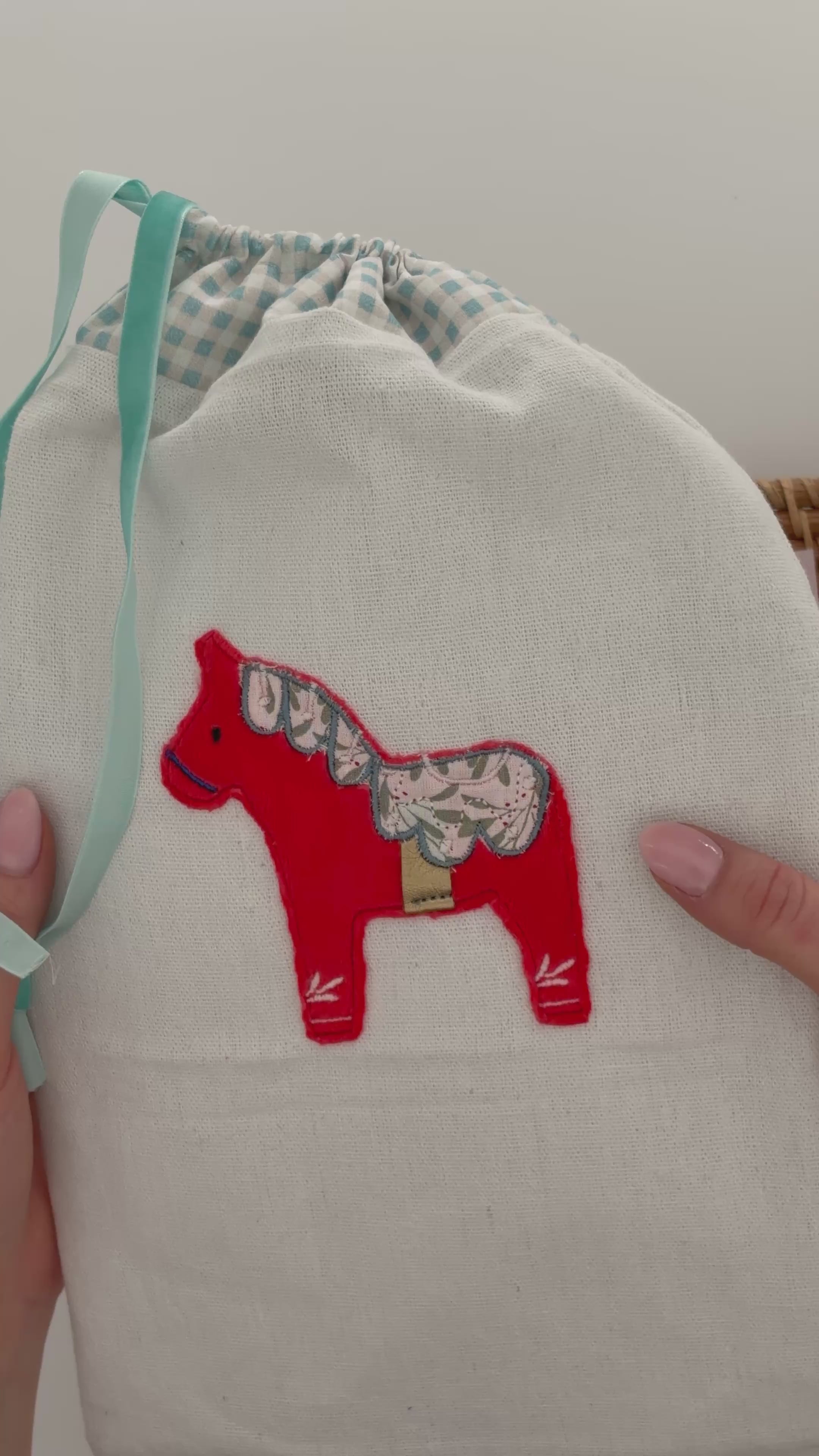 Load video: Stickdatei Dalapferd auf Beutel gestickt 